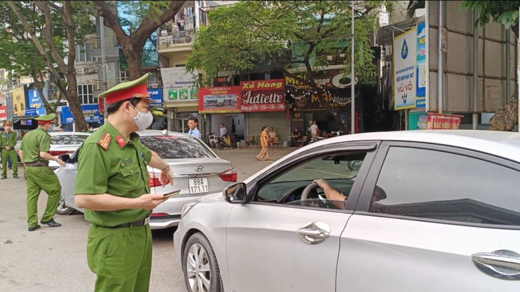 Ba tài xế biển 88 bị phát hiện đỗ xe nơi có biển cấm trên đường Trần Đại Nghĩa