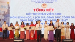 Tuyên dương, khen thưởng 102 giáo viên dạy giỏi cấp THPT năm học 2022 - 2023