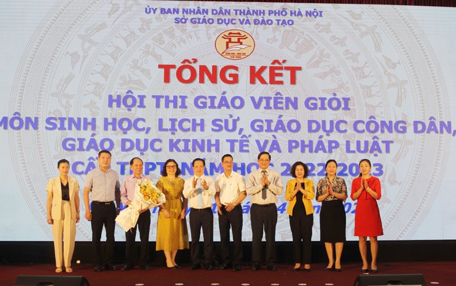 Lãnh đạo Sở GD&ĐT Hà Nội khen thưởng các đơn vị có thành tích cao trong hội thi giáo viên dạy giỏi cấp THPT năm học 2022 - 2023