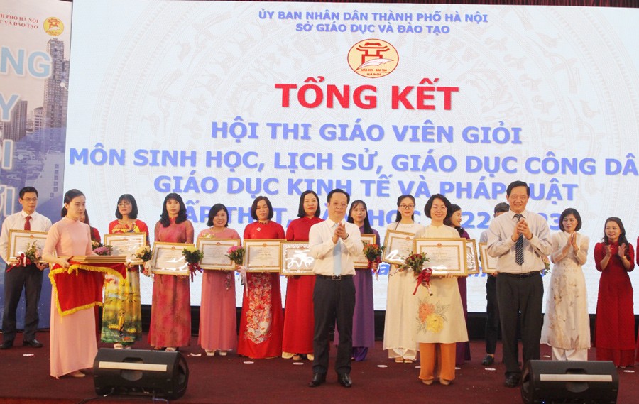 Giám đốc Sở GD&ĐT Hà Nội Trần Thế Cương, Phó Giám đốc Sở GD&ĐT Hà Nội Phạm Xuân Tiến trao giấy khen tới các nhà giáo đạt giải tại hội thi
