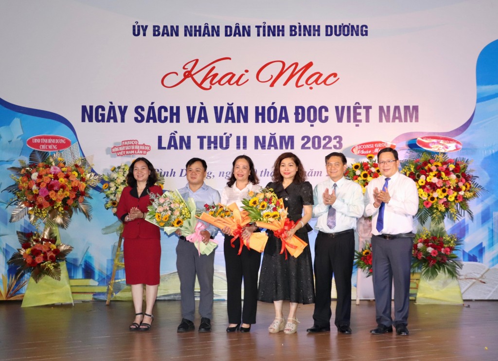 Bạn đọc Bình Dương hào hứng với Tuần lễ Sách tại Chợ đêm và Phố đi bộ Bạch Đằng