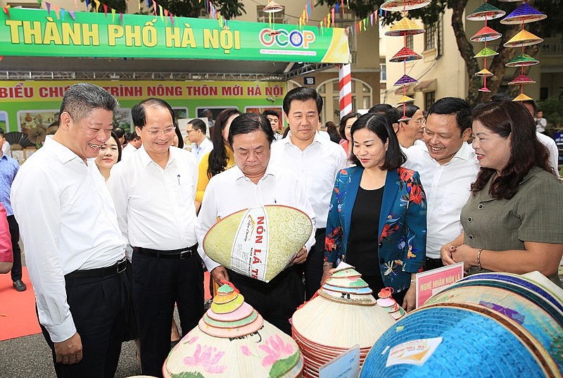 Các đồng chí lãnh đạo Trung ương, thành phố Hà Nội tham quan gian hàng sản phẩm thủ công