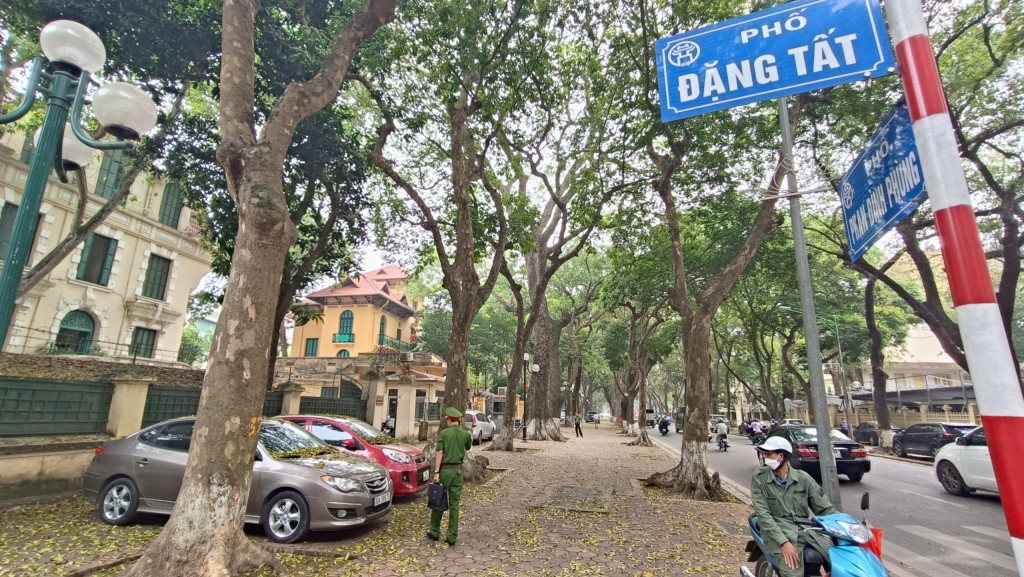 Nút giao Đặng Tất - Phan Đình Phùng có một số phương tiện dừng đỗ trên vỉa hè