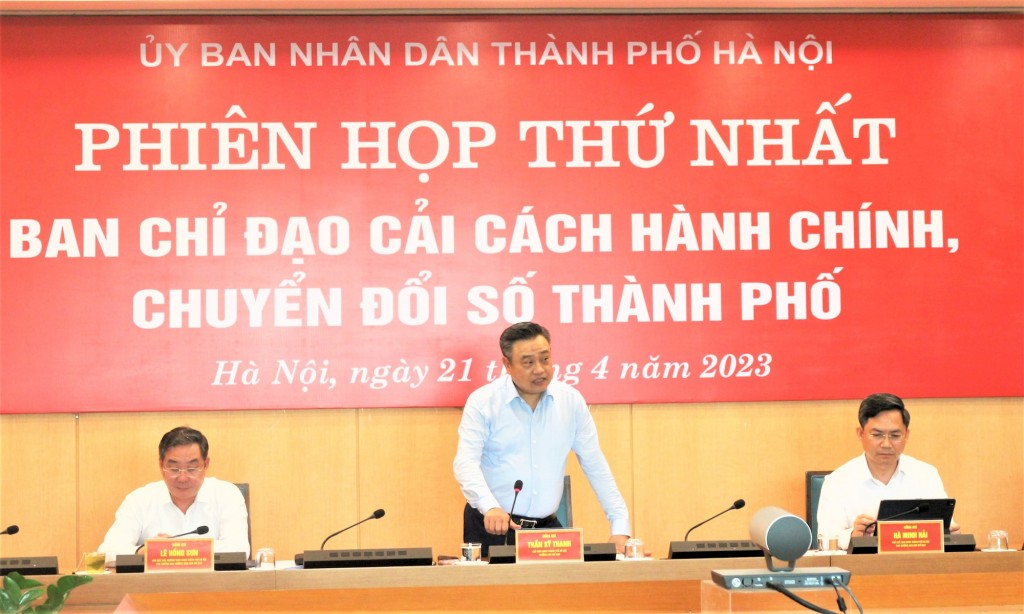 Chủ tịch UBND thành phố Trần Sỹ Thanh phát biểu chỉ đạo tại phiên họp