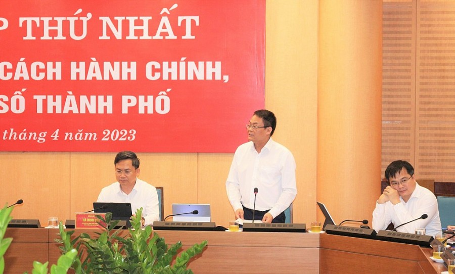 Giám đốc Sở Thông tin và Truyền thông Nguyễn Việt Hùng báo cáo tại phiên họp