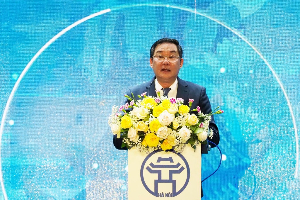 Phó Chủ tịch Thường trực UBND thành phố Lê Hồng Sơn phát biểu tại buổi lễ.
