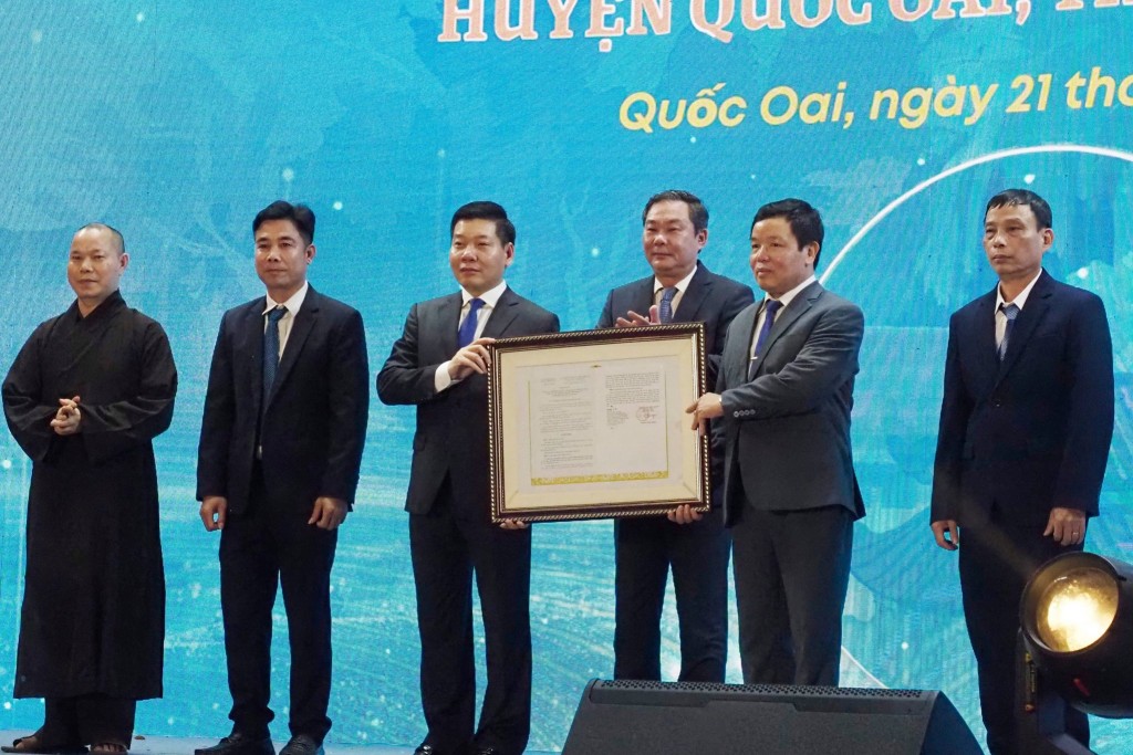 Lãnh đạo thành phố Hà Nội tặng hoa và trao quyết định công nhận cho các xã, thị trấn.