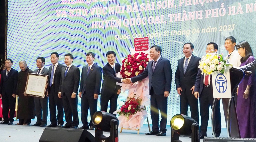  Phó Chủ tịch Thường trực UBND thành phố Hà Nội Lê Hồng Sơn trao quyết định công nhận điểm du lịch Di tích quốc gia đặc biệt chùa Thầy, Quốc Oai