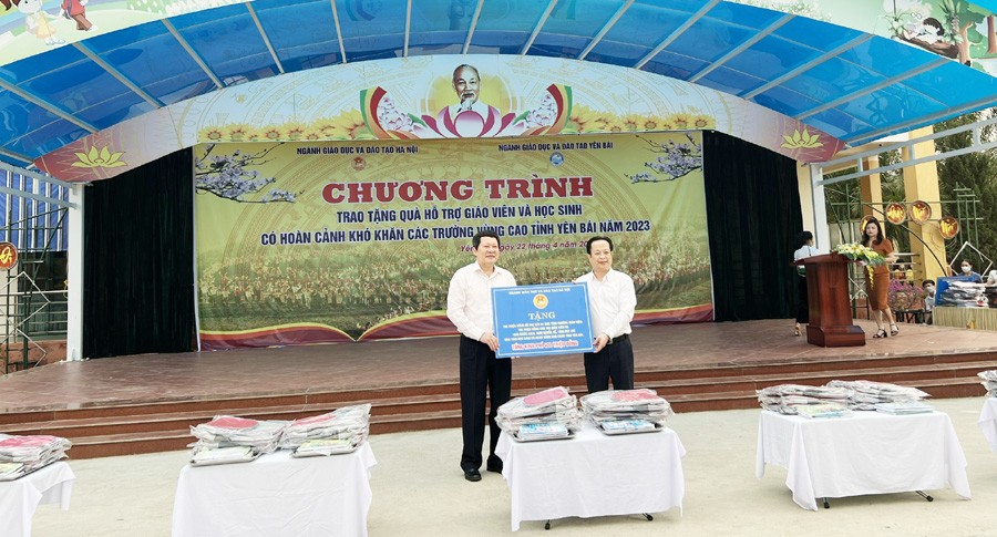 Giám đốc Sở GD&ĐT Hà Nội Trần Thế Cương trao quà tặng giáo viên, học sinh tỉnh Yên Bái