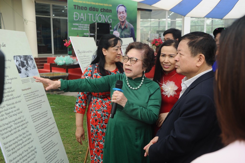 Nhà thơ Nguyễn Thị Mỹ Dung giới thiệu về các bức ảnh, bài thơ trong triển lãm với đại biểu và khách tham quan