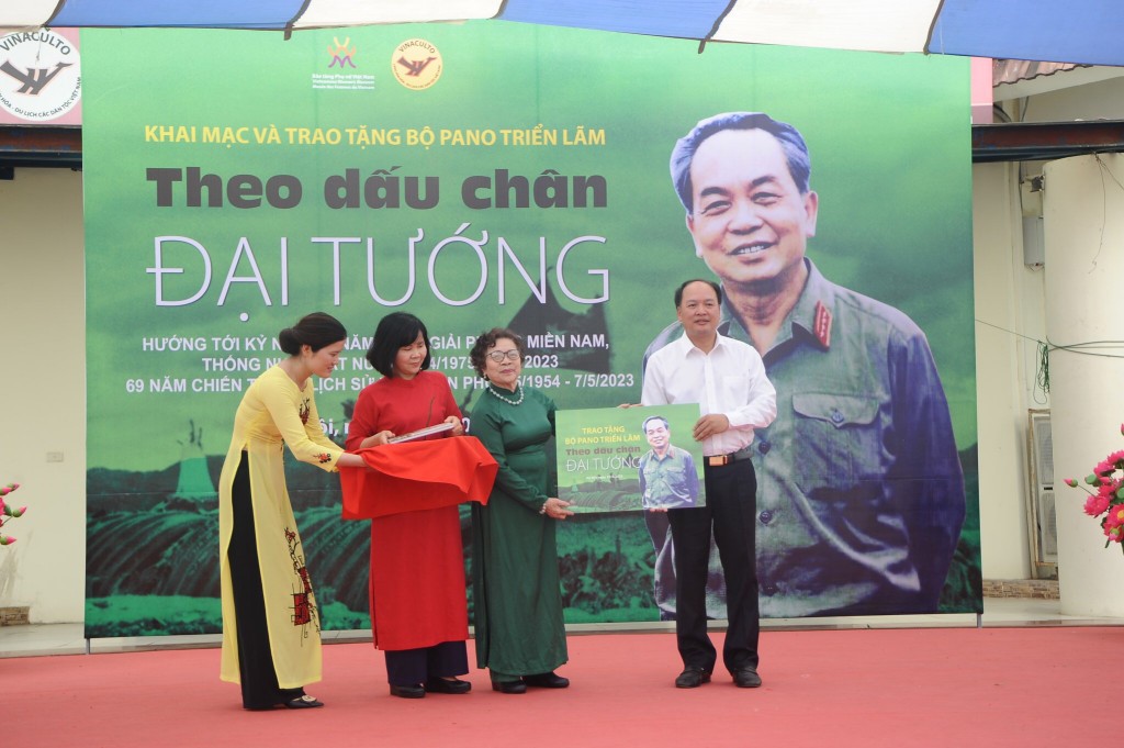 Bảo tàng Phụ nữ Việt Nam và nhà thơ Nguyễn Thị Mỹ Dung đã trao tặng Làng toàn bộ các pa nô trưng bày cùng cuốn sách “Theo dấu chân Đại tướng” 