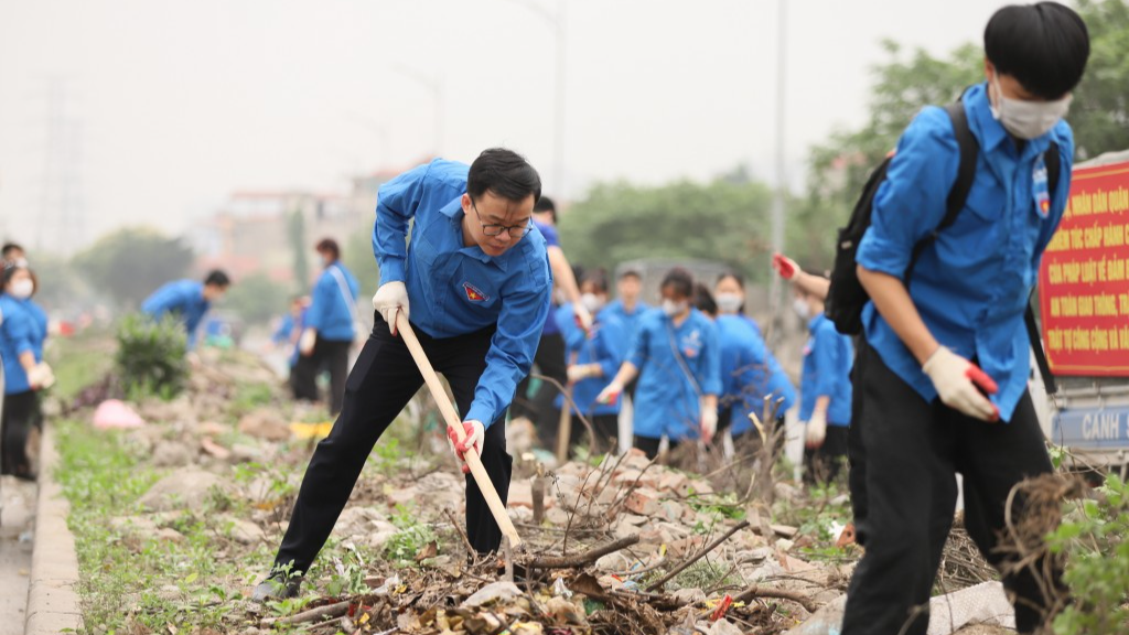 Đoàn viên, thanh niên quận Hoàng Mai thu gom rác thải 