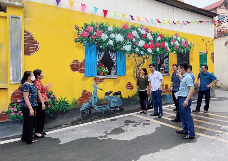 Đoàn kiểm tra thực tế tại Tổ dân phố Phượng Trì, thị trấn Phùng, huyện Đan Phượng, Hà Nội (Ảnh: Nguyễn Bền)