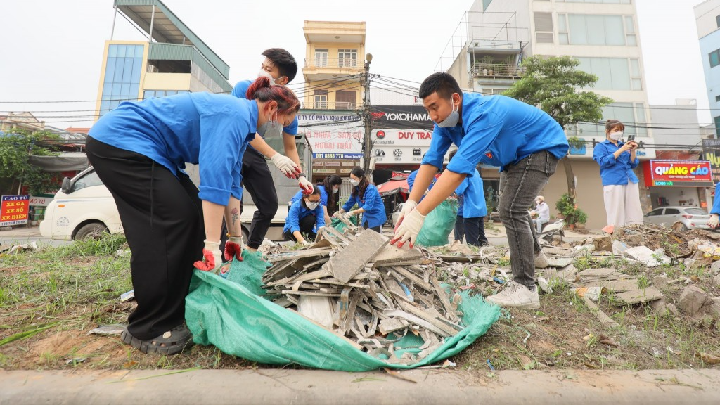 Gần 500 thanh niên quận Hoàng Mai ra quân tổng vệ sinh môi trường