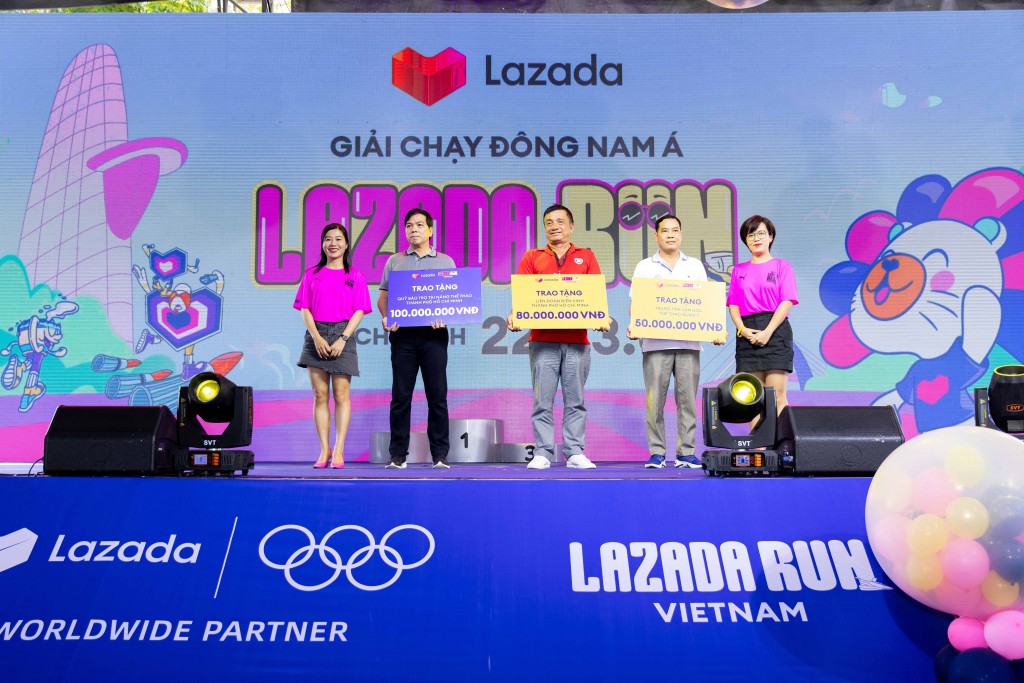 Đại diện Lazada trao đóng góp cho “Quỹ bảo trợ tài năng thể thao thành phố Hồ Chí Minh”