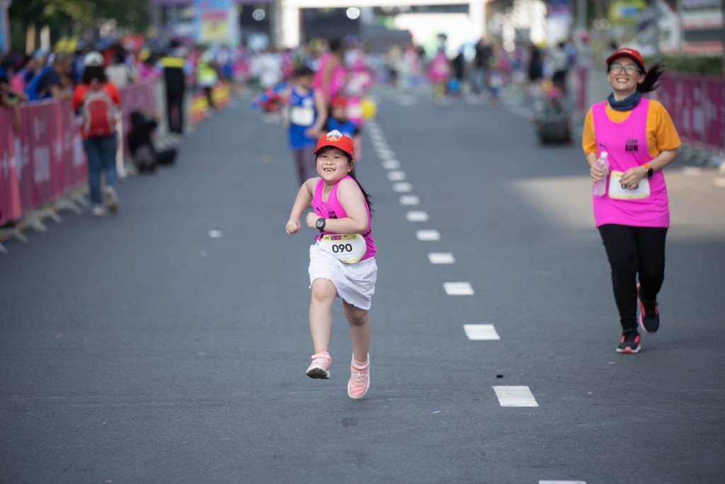 Tinh thần thể thao bùng cháy trong sự cố gắng của các chân chạy nhí tại đường chạy Family 1,5km