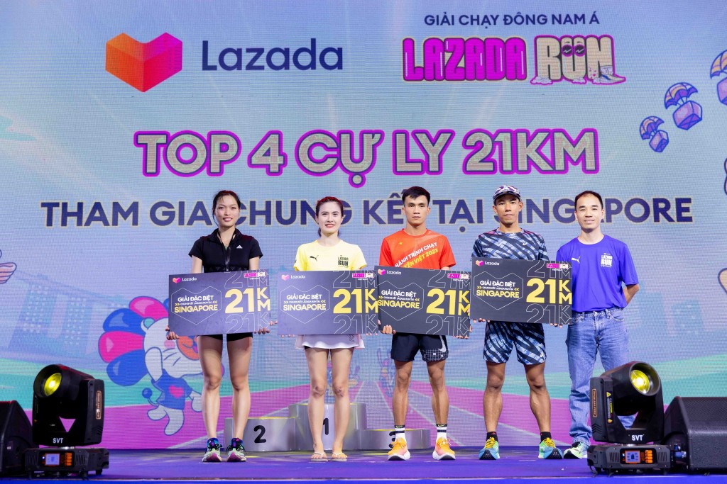 Đại diện Lazada Run Việt Nam trao thưởng cho bốn gương mặt sẽ tham gia tranh tài cùng các chân chạy  khắp Đông Nam Á tại Lazada Run Singapore vào tháng 7/2023. (Tên winner từ trái qua phải)