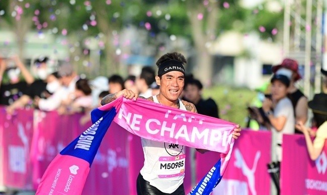 Niềm hân hoan khi chạm vạch đích của runners