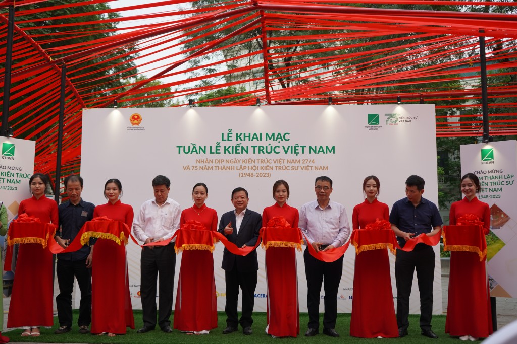 Các đại biểu cắt băng khai mạc Tuần lễ Kiến trúc Việt Nam 2023. 