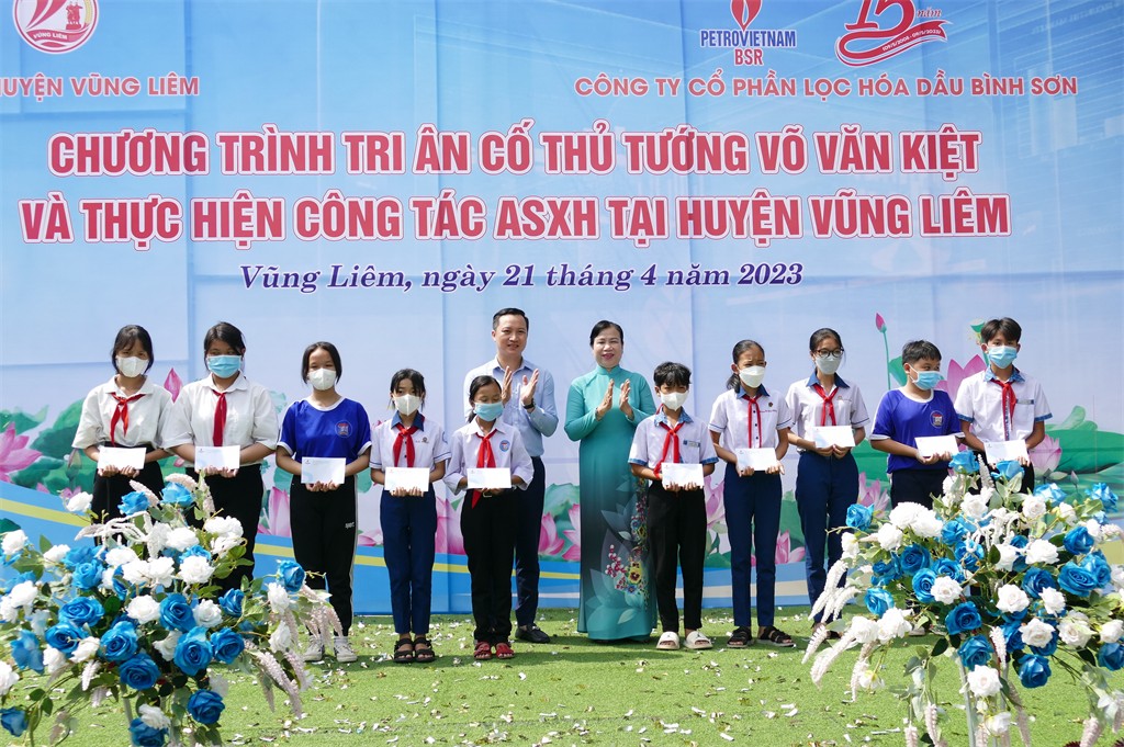 Phó Tổng Giám đốc BSR Phạm Minh Nghĩa cùng lãnh đạo huyện Vũng Liêm trao học bổng cho các em học sinh.