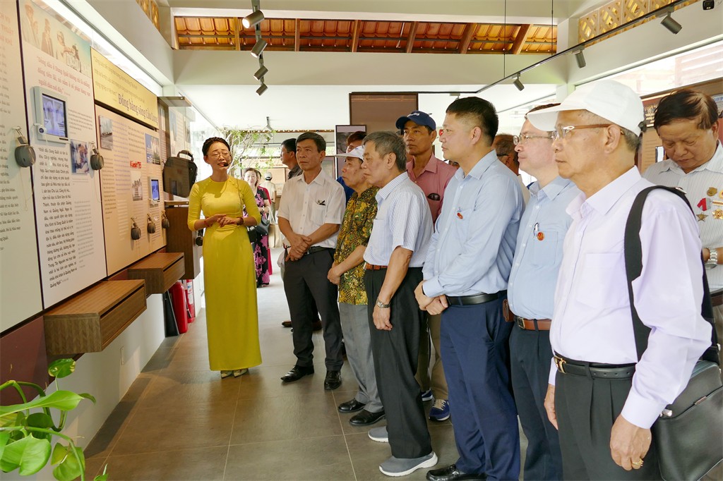 Đoàn công tác BSR tham quan khu vực lưu trữ những tư liệu của cố Thủ tướng Võ Văn Kiệt với Dự án NMLD Dung Quất tại Khu lưu niệm Thủ tướng Võ Văn Kiệ