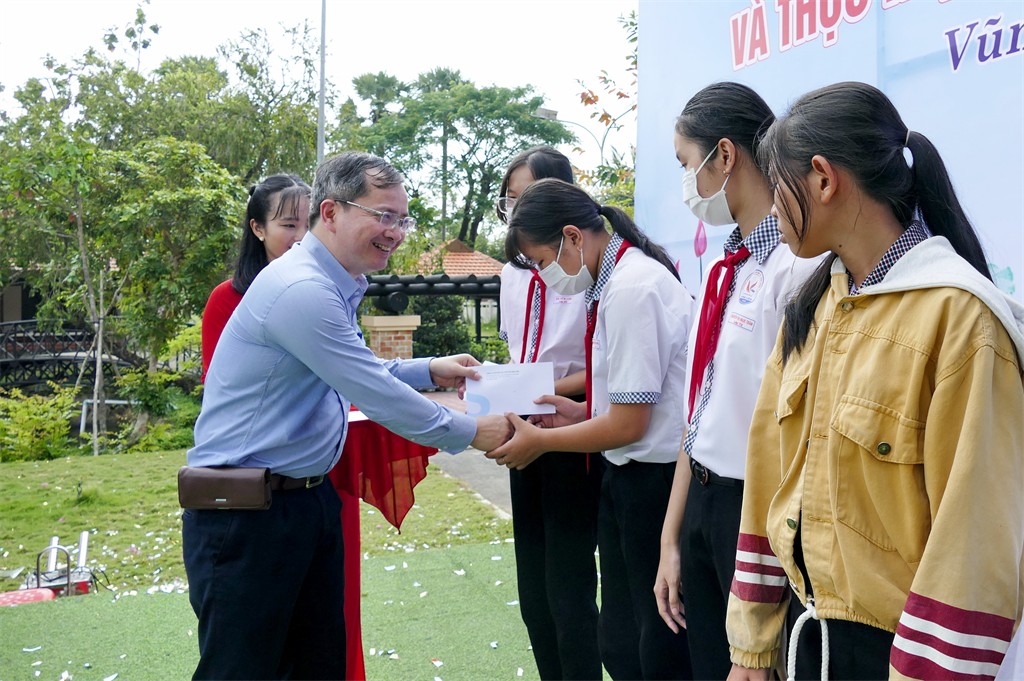 Thành viên HĐQT BSR Khương Lê Thành trao học bổng cho các em học sinh có hoàn cảnh khó khăn hiếu học trên địa bàn huyện Vũng Liêm