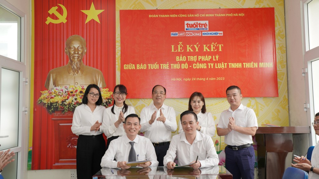 Đại diện lãnh đạo báo Tuổi trẻ Thủ đô ký kết hợp đồng bảo trợ pháp lý với đại diện Công ty Luật TNHH Thiên Minh