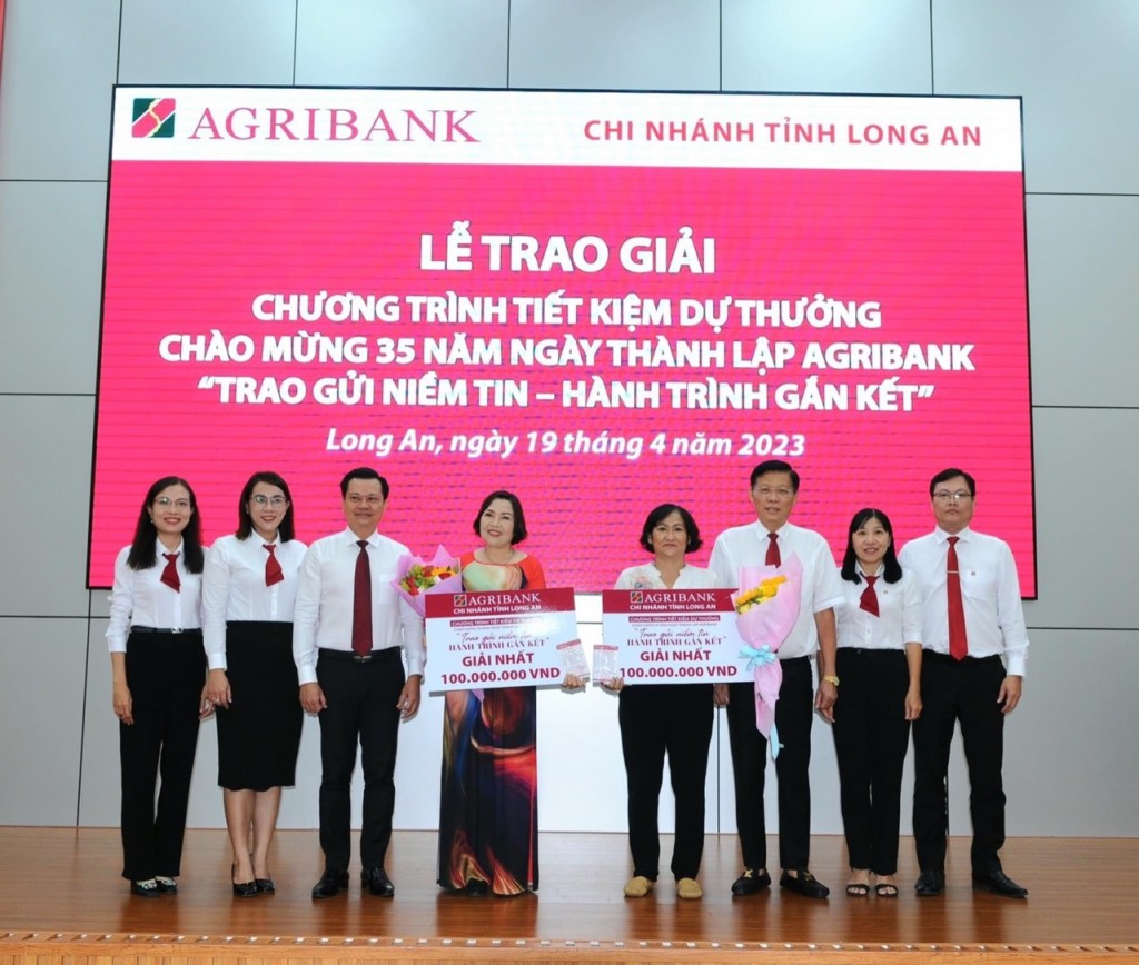 Agribank trao 1 tỷ đồng tới khách hàng gửi tiết kiệm tại Sóc Trăng