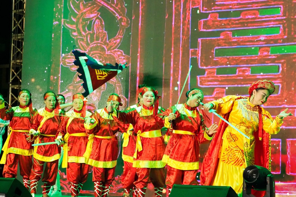 Hoạt cảnh tái hiện điệu múa truyền thống của người dân Quốc Oai ở Lễ khai mạc hành trình văn hoá 