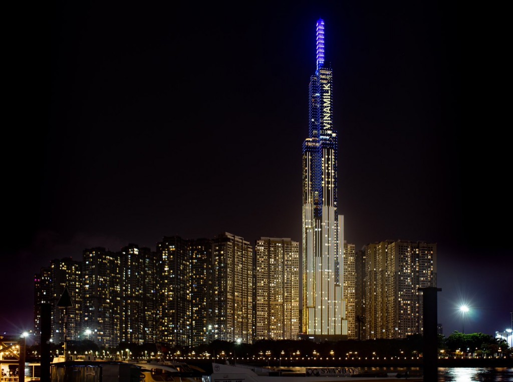 Đỉnh tháp toà nhà Landmark 81 được thắp sáng nhân sự kiện đặc biệt này, vớithông điệp “Vươn cao Việt Nam” từ Vinamilk