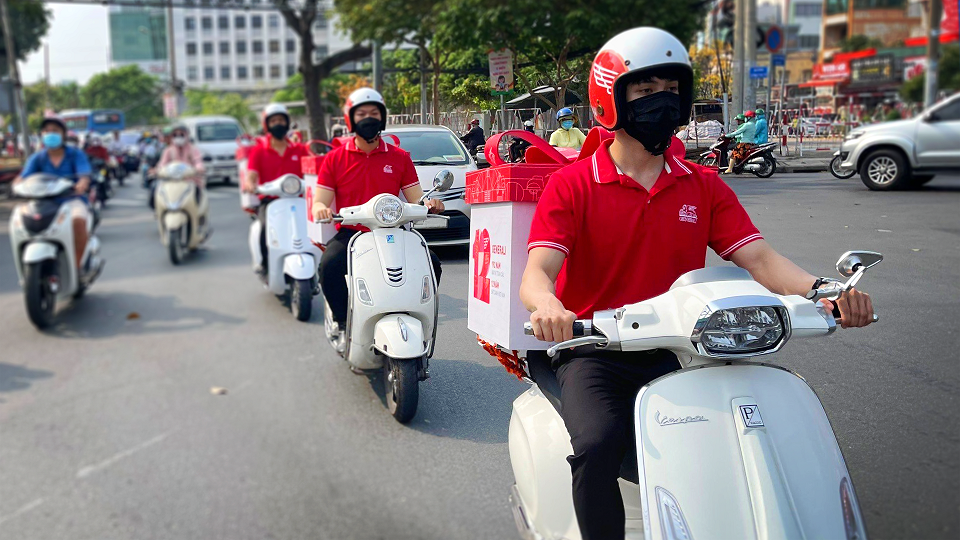 Những chuyến xe Vespa mang các phần quà tặng tri ân khách hàng lâu năm của công ty rực rỡ các tuyến phố