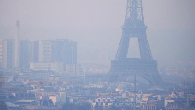 Tháp Eiffel được bao quanh bởi một đám mây bụi mịn lơ lửng (Ảnh: Reuters)