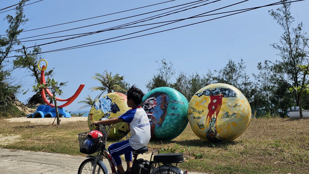 Người dân phản ứng với kiểu vẽ "lạ lùng" tại làng bích hoạ Tam Thanh