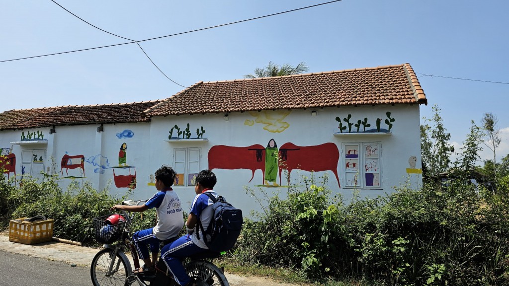 Người dân phản ứng với kiểu vẽ "lạ lùng" tại làng bích hoạ Tam Thanh