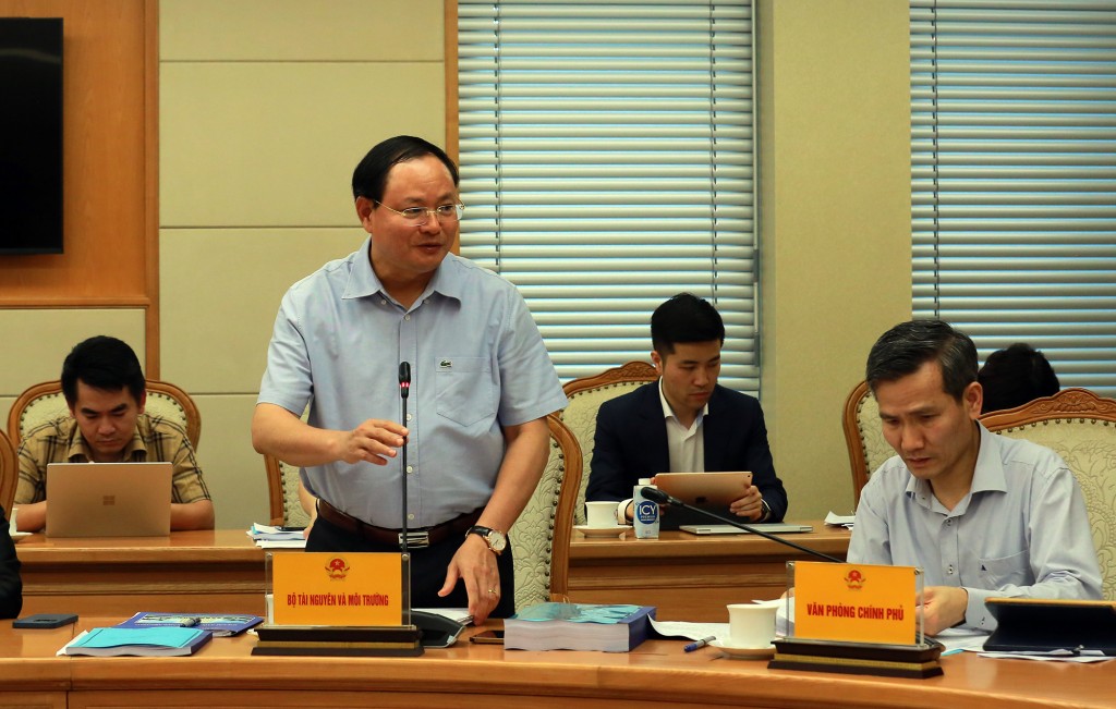 Thứ trưởng Bộ TN&MT Lê Minh Ngân báo cáo tại cuộc làm việc – Ảnh: VGP/Minh Khôi
