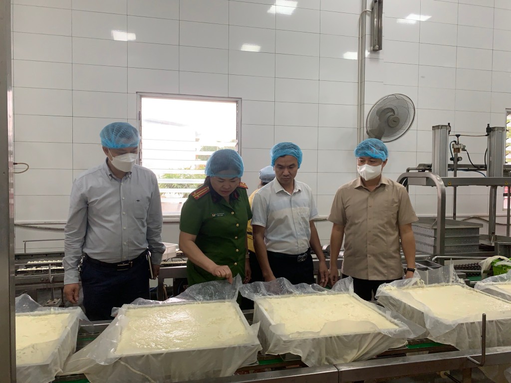 Đoàn kiểm tra liên ngành số 1 về ATVSTP của TP Hà Nội đã trực tiếp kiểm tra quy trình sản xuất đậu phụ tại Công ty TNHH Sản xuất thương mại dịch vụ Hải Quang (địa chỉ tại xã Văn Khê, huyện Mê Linh).