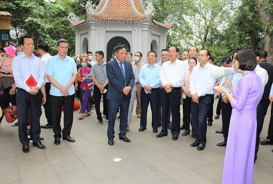 Đoàn đại biểu thành phố Hà Nội nghe giới thiệu về lịch sử của Khu di tích lịch sử quốc gia đặc biệt Đền Hùng