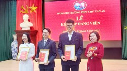 Trường THPT Chu Văn An: Hai học sinh đầu tiên được kết nạp Đảng