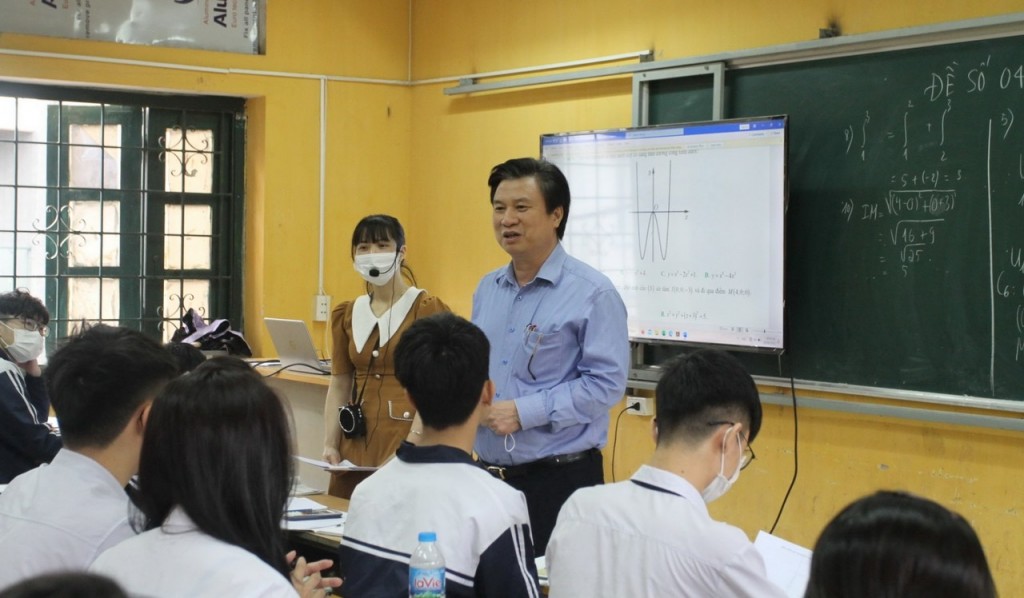 Thứ trưởng Nguyễn Hữu Độ kiểm tra công tác ôn thi tốt nghiệp THPT