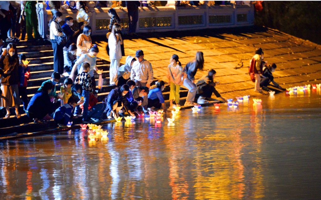 Người dân, du khách tham gia thả đèn hoa đăng ở Bến đò cổ trong khuôn viên Di tích.