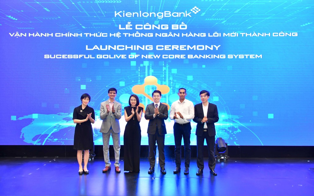 Đại diện Ban lãnh đạo KienlongBank cùng đối tác chiến lược Oracle tham quan Quầy Giao dịch sau khi vận hành hệ thống mới