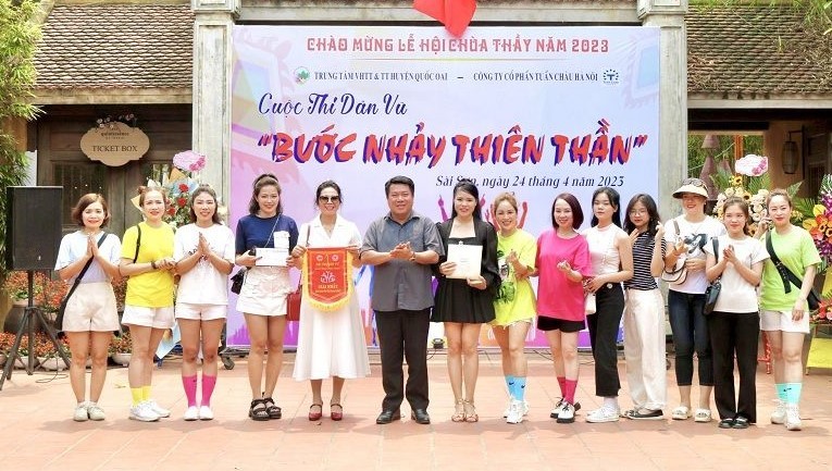 Ban tổ chức trao giải Nhất tới CLB dân vũ Kiều Oanh