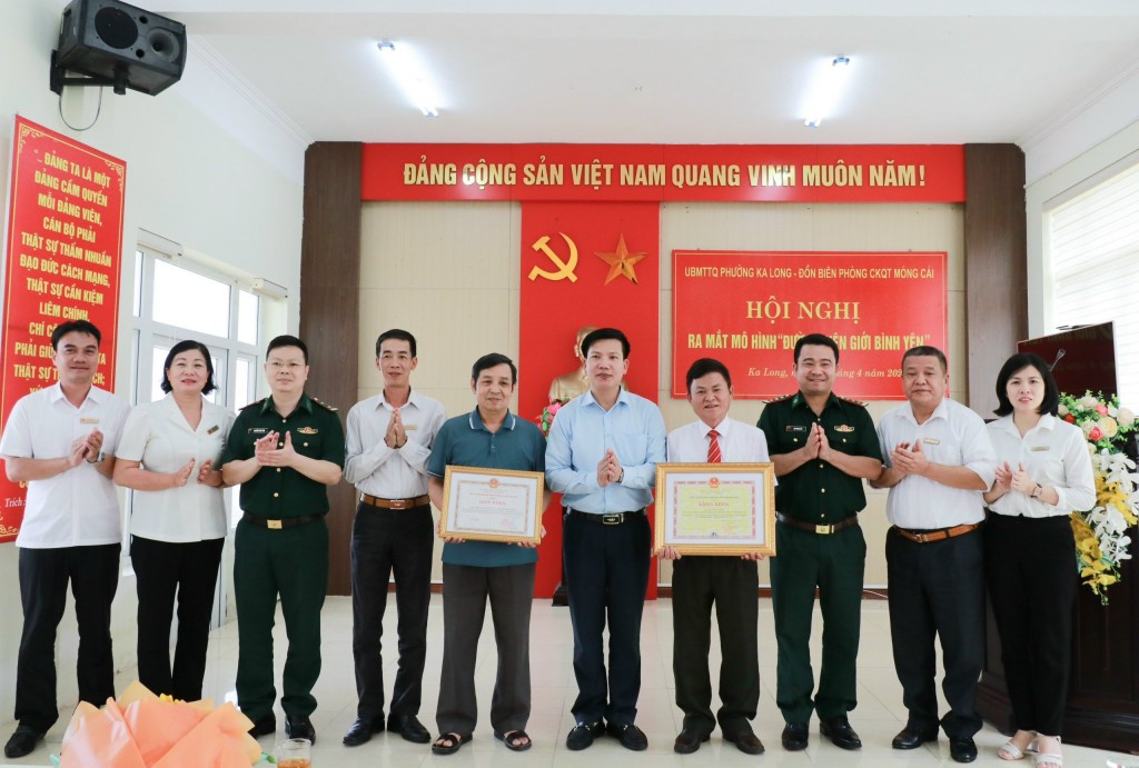 Khen thưởng các tập thể, cá nhân có thành tích xuất sắc trong thực hiện Chỉ thị 01/CT-TTg về việc tổ chức phong trào toàn dân tham gia bảo vệ chủ quyền lãnh thổ, an ninh biên giới quốc gia trong tình hình mới