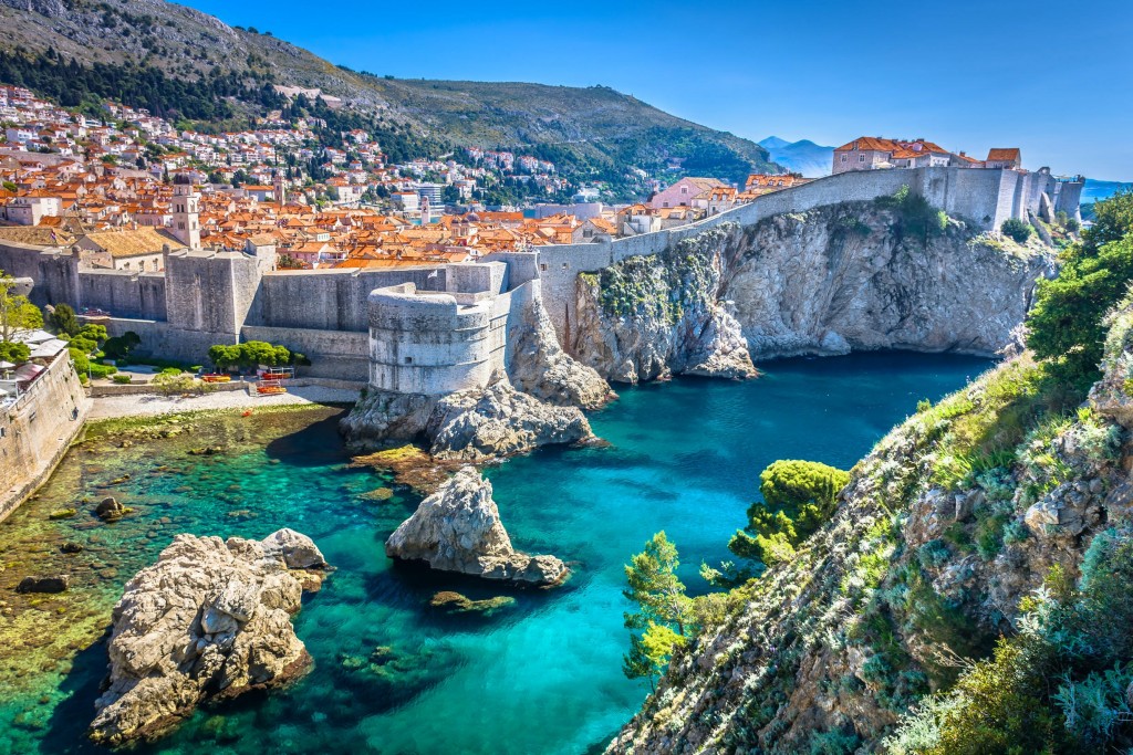 Dubrovnik bên bờ Địa Trung Hải thu hút đông đảo khách quốc tế. 