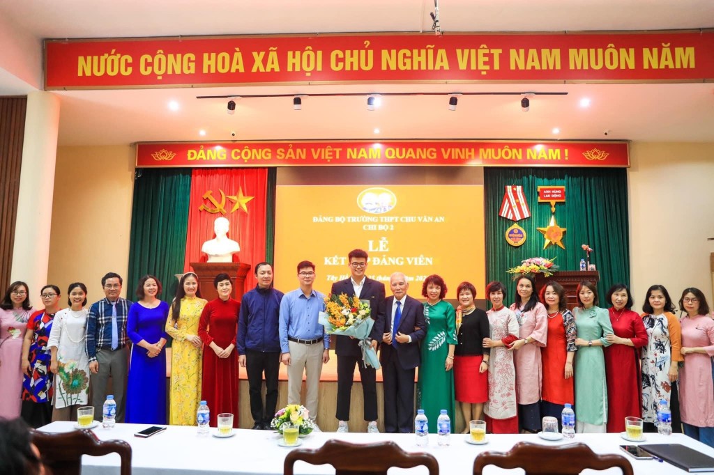 Trường THPT Chu Văn An: Hai học sinh đầu tiên được kết nạp Đảng