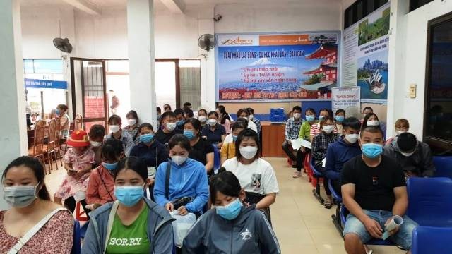 Người lao động nghe tư vấn và tiếp nhận thông tin thị trường tại Trung tâm DVVL tỉnh Lạng Sơn