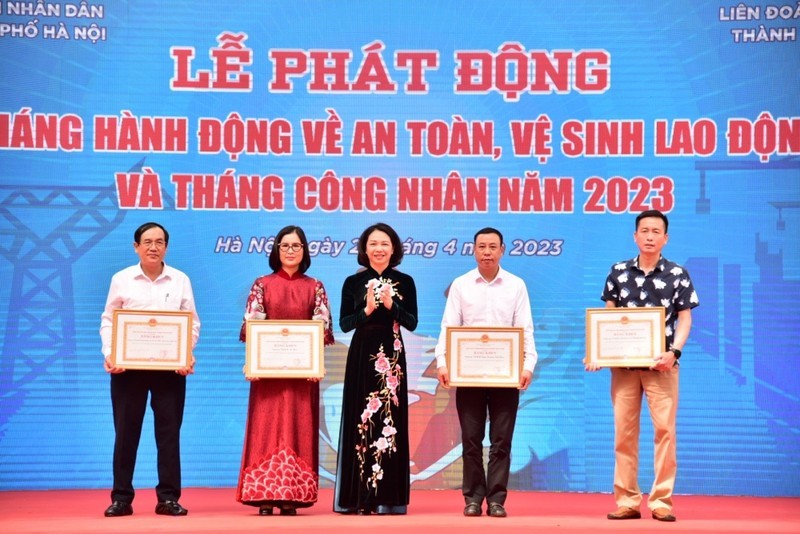 Phó Chủ tịch UBND Thành phố Vũ Thu Hà trao Bằng khen cho các tập thể