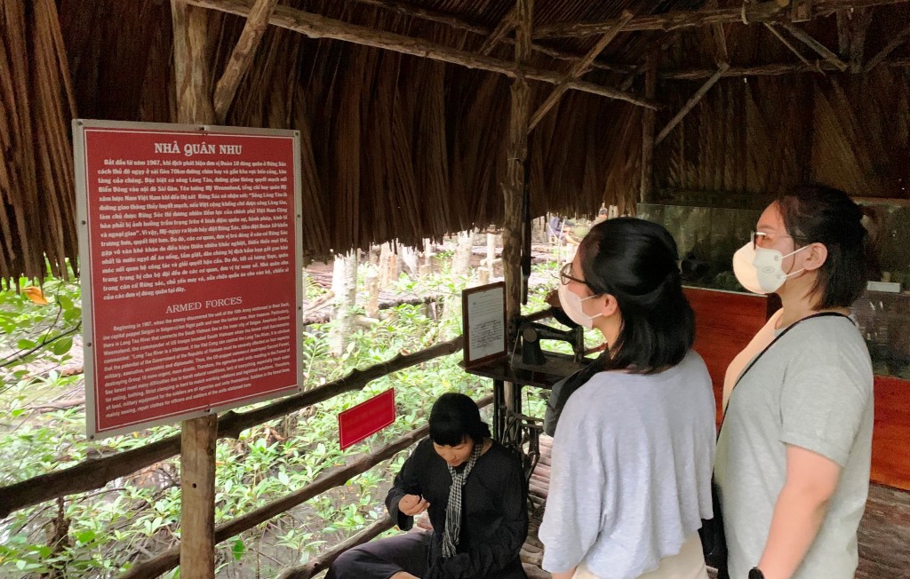 Chiến khu Rừng Sác - Cần Giờ cách trung tâm TP Hồ Chí Minh 50km, là địa chỉ vang danh trong cuộc kháng chiến cứu nước. Tại đây, các đơn vị kháng chiến đã sống trong điều kiện gian khổ, khắc nghiệt để chiến đấu, lập nên những chiến công vang dội được lưu danh sử sách Chiến khu Rừng Sác - Cần Giờ cách trung tâm TP Hồ Chí Minh 50km, là địa chỉ vang danh trong cuộc kháng chiến cứu nước. Tại đây, các đơn vị kháng chiến đã sống trong điều kiện gian khổ, khắc nghiệt để chiến đấu, lập nên những chiến công vang dội được lưu danh sử sách