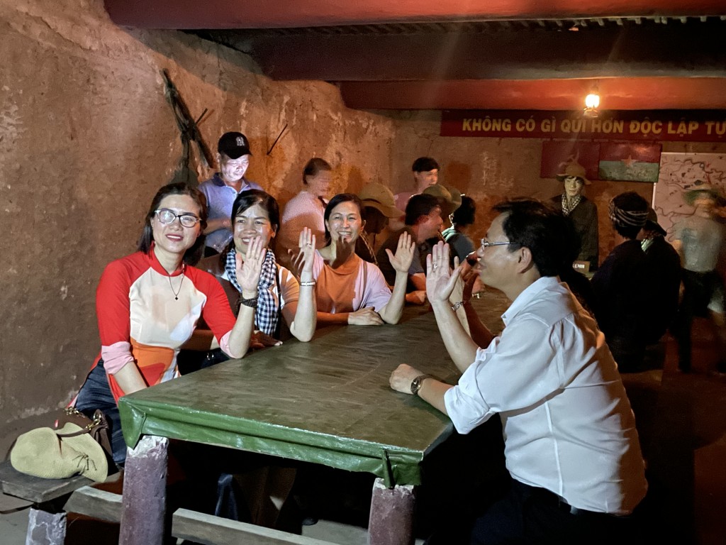 Địa đạo Củ Chi được đào đắp rất kiên cố, chia thành nhiều khu như: Chiến hào, ụ chiến đấu; Các hầm ăn, ngủ, hội họp, sinh hoạt, quân y; Kho cất giấu lương thực, giếng nước, bếp Hoàng Cầm…; Qua đó tạo nên một căn cứ cách mạng trong lòng đất Địa đạo Củ Chi được đào đắp rất kiên cố, chia thành nhiều khu như: Chiến hào, ụ chiến đấu; Các hầm ăn, ngủ, hội họp, sinh hoạt, quân y; Kho cất giấu lương thực, giếng nước, bếp Hoàng Cầm…; Qua đó tạo nên một căn cứ cách mạng trong lòng đất