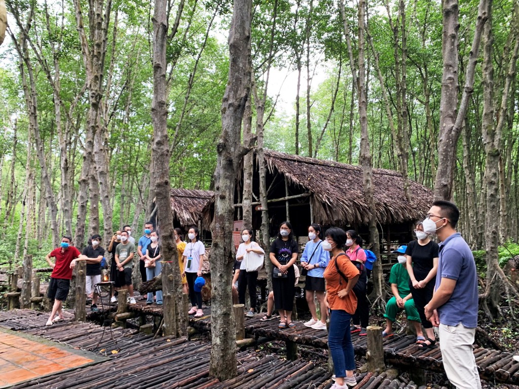 Một trận đánh oai hùng khác không thể không nhắc tới là trận đánh kho xăng Nhà Bè. Kho xăng rộng 14 ha, có 72 bồn xăng dầu, gần 1 nửa số bồn này có sức chứa hơn 10 triệu lít xăng. Do tầm quan trọng đặc biệt, kho xăng được bảo vệ với 12 lớp rào bao bọc, tường cao 3,5m. Giữa từng lớp rào có gài mìn và thường xuyên có các toán lính tuần tiễu đi trong đêm để chống lực lượng của ta đột nhập. Hơn nữa, ở bên ngoài, địch còn bố trí chó và hệ thống đèn pha, tháp canh, đường tuần tra... Một trận đánh oai hùng khác không thể không nhắc tới là trận đánh kho xăng Nhà Bè. Kho xăng rộng 14 ha, có 72 bồn xăng dầu, gần 1 nửa số bồn này có sức chứa hơn 10 triệu lít xăng. Do tầm quan trọng đặc biệt, kho xăng được bảo vệ với 12 lớp rào bao bọc, tường cao 3,5m. Giữa từng lớp rào có gài mìn và thường xuyên có các toán lính tuần tiễu đi trong đêm để chống lực lượng của ta đột nhập. Hơn nữa, ở bên ngoài, địch còn bố trí chó và hệ thống đèn pha, tháp canh, đường tuần tra...